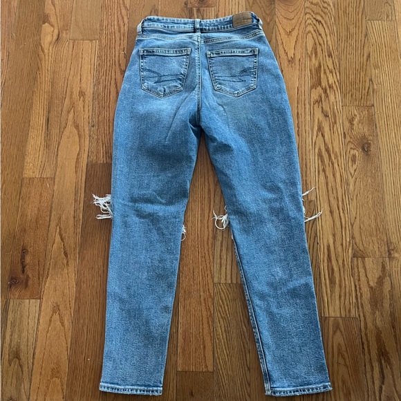 American Eagle Women’s Jeans Blown Out Knees Mom Jean Size 0 - Picture 2 of 8
